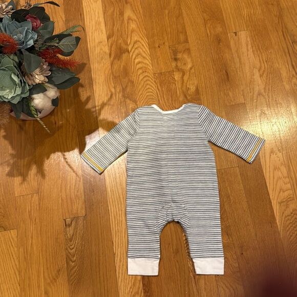 Mud Pie Gray and White Lion Sleeper and Bib Set - Excellent Condition - Picture 5 of 5